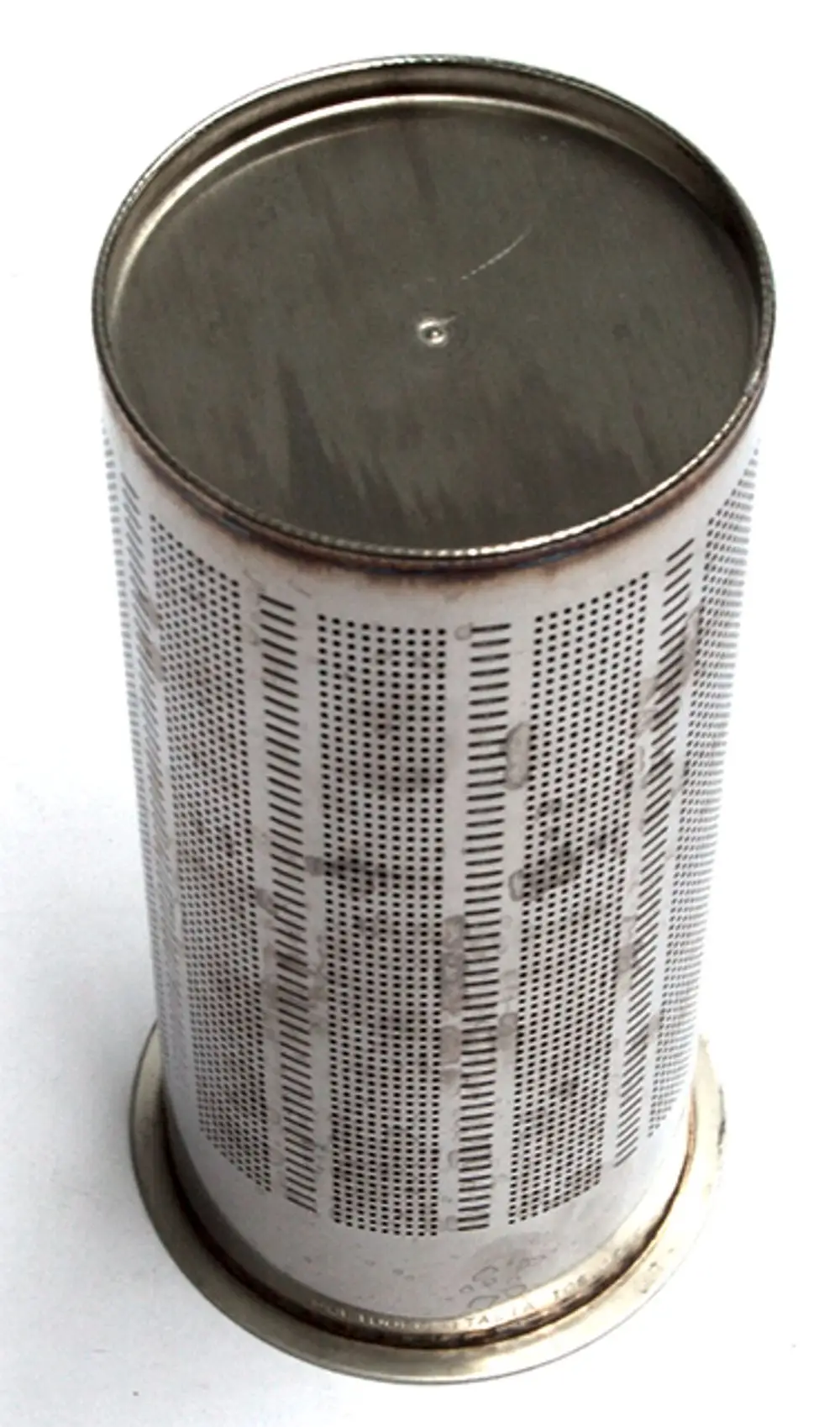 Zylindrischer Brenner aus Metall mit perforierter Oberfläche, hergestellt von Daikin, mit runden Kanten und flachem Boden.